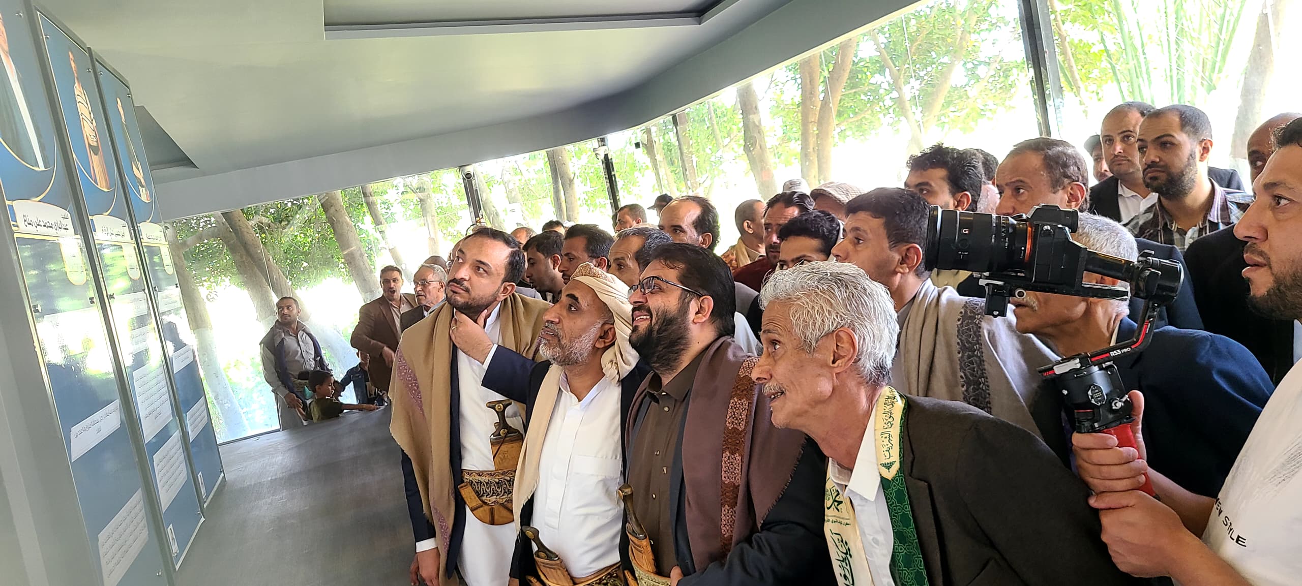 رئيس وموظفو الهيئة العامة للآثار والمتاحف يزورون أضرحة الشهـ.ـداء الصماد والرهوي والغماري - صورة إضافية 3